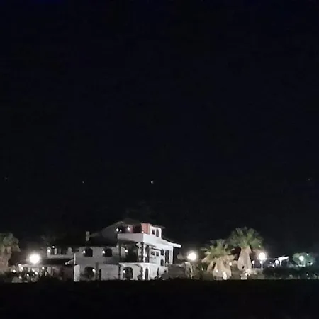 לינה וארוחת בוקר Luxury Le Rocce 4*