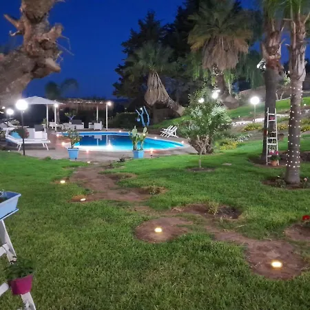 לינה וארוחת בוקר Luxury Le Rocce 4*