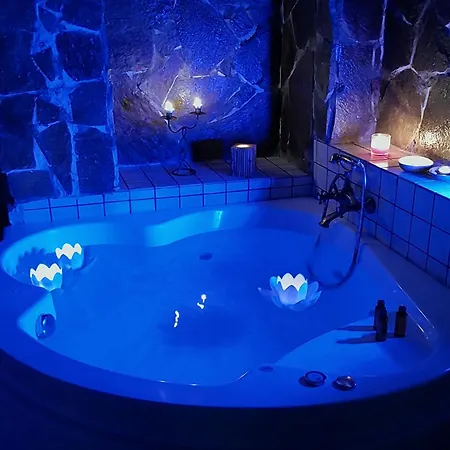לינה וארוחת בוקר Luxury Le Rocce 4*